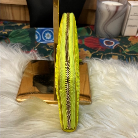 Tory Burch Neon Yellow Green Python Embossed Zipper Long Wallet - Picture 7 of 13